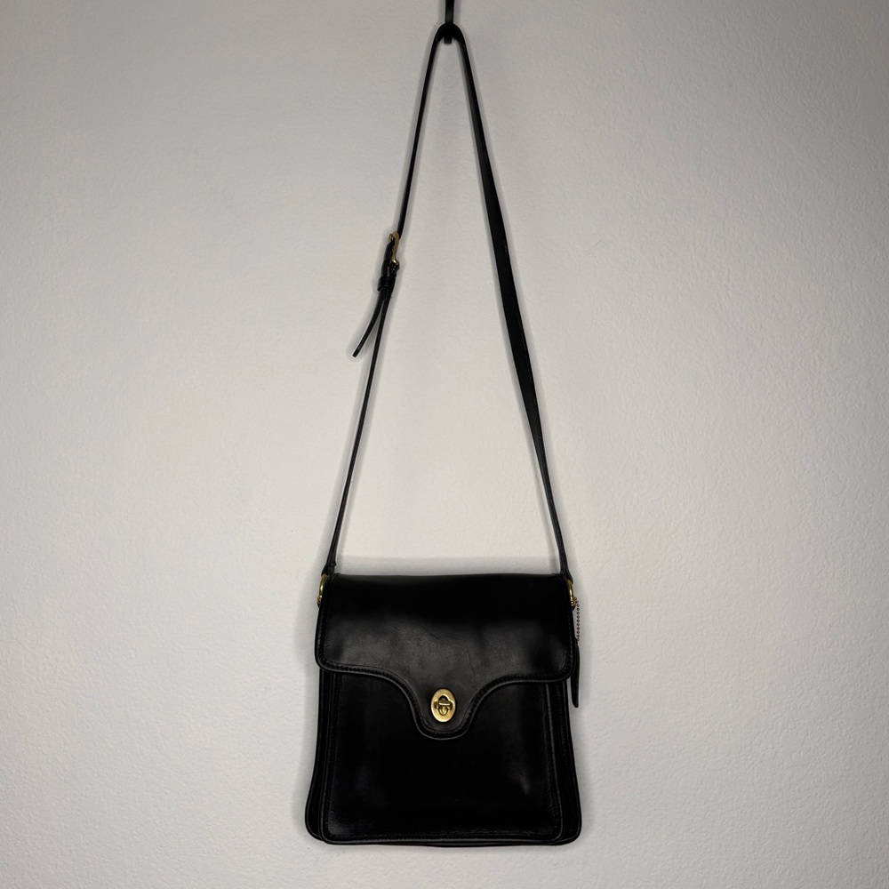 Coach Vintage Shelton Black Glove Tanned Leather Crossbody Bag Brass Hardware
